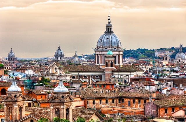 רומא היא אחת הערים התיירותיות ביותר בעולם, והיא מציעה למבקרים בה מגוון רחב של אטרקציות היסטוריות, תרבותיות ובילוי