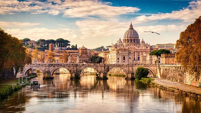 רומא היא אחת הערים המפורסמות והפופולריות בעולם. היא עיר עתיקה עם היסטוריה עשירה, תרבות ייחודית ואטרקציות תיירותיות רבות