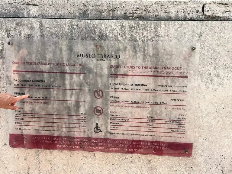 מחירון של הסיורים והכניסה לבית הכנסת הגדול ולמוזיאון היהודי שמוצג מחוץ לכניסה