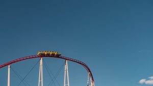 רכבת הרים במג'יקלנד (MagicLand) ליד רומא על רקע שמיים כחולים