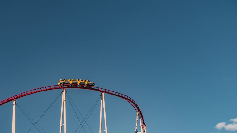 רכבת הרים במג'יקלנד (MagicLand) ליד רומא על רקע שמיים כחולים