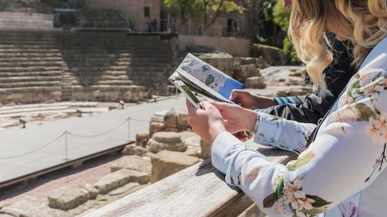 קבוצת מטיילים בטיול מאורגן מול אתר תיירות ברומא