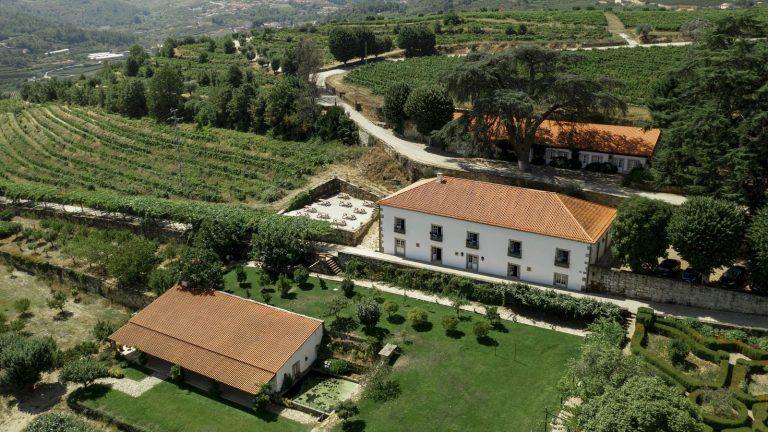 נוף אווירי על נכס כפרי ואחוזה באיטליה - השקעה בנדל"ן