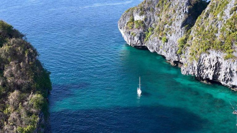 נוף ממעוף ציפור לרצועת אמלפי (Amalfi Coast) בדרום איטליה