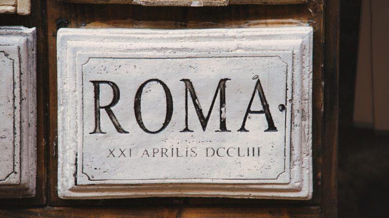 הכיתוב Rome חרוט ברייכוז שיש - סיור ברובע היהודי ברומא